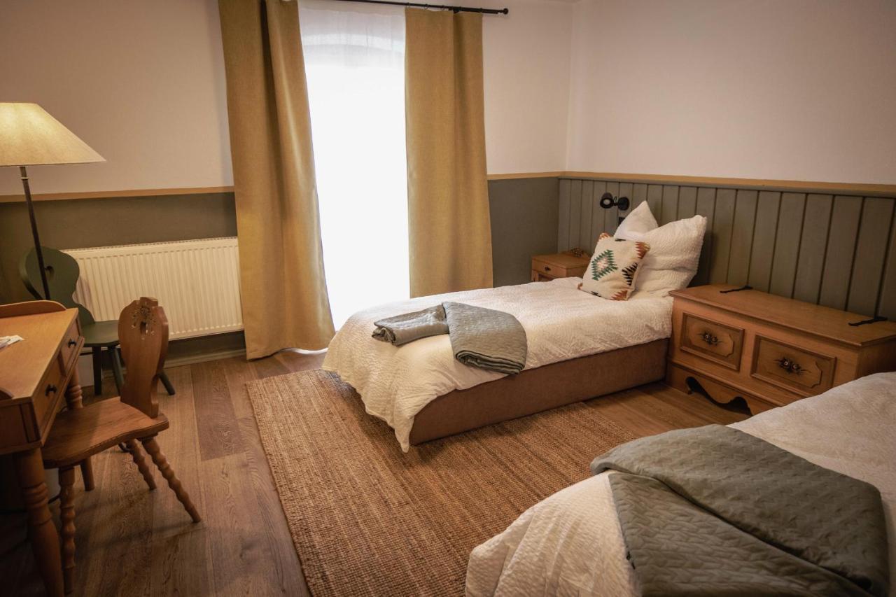 Hotel Kastanienhof Pfettrach à Altdorf  Extérieur photo